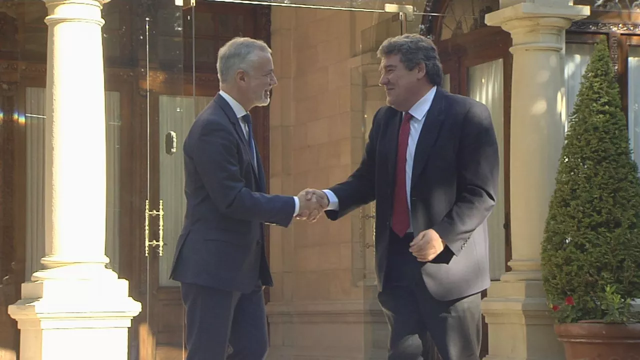 Iñigo Urkullu eta Jose Luis Escriva. EITB Mediaren bideo batetik ateratako irudia.
