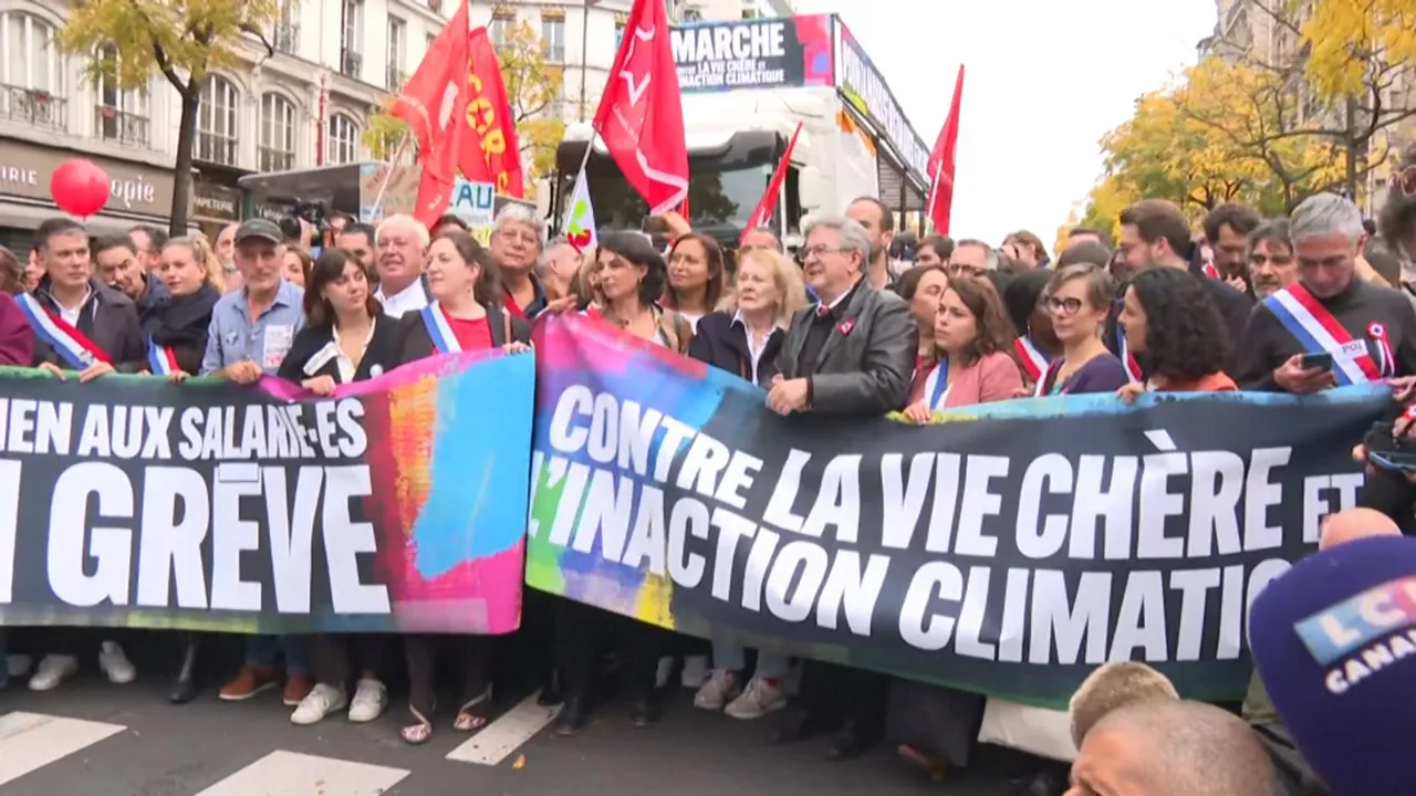 Manifestazioaren burua, Melenchon bertan dela.