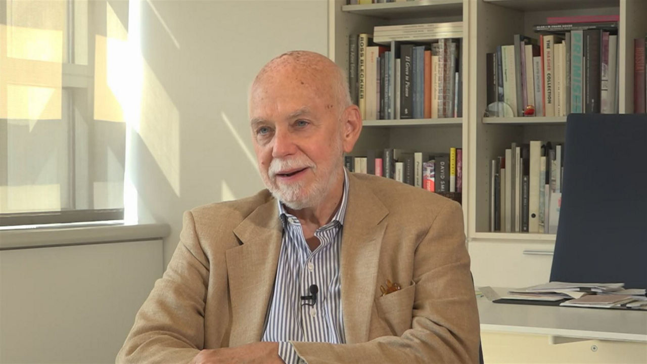Richard Armstrong. EITB Mediaren bideo batetik ateratarako irudia.