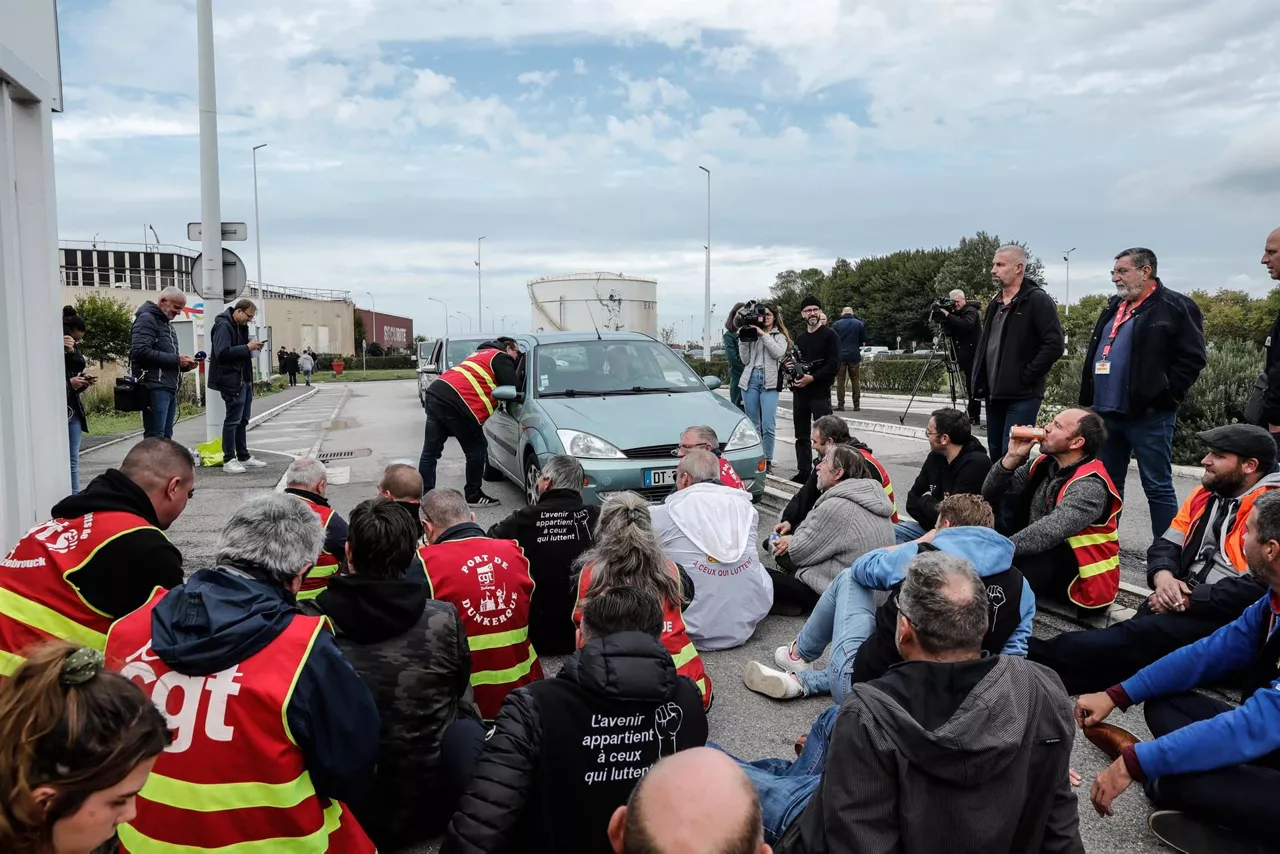 Una sentada de los trabajadores frente a la refinería de Mardyck (Dunkerque). Foto: EFE