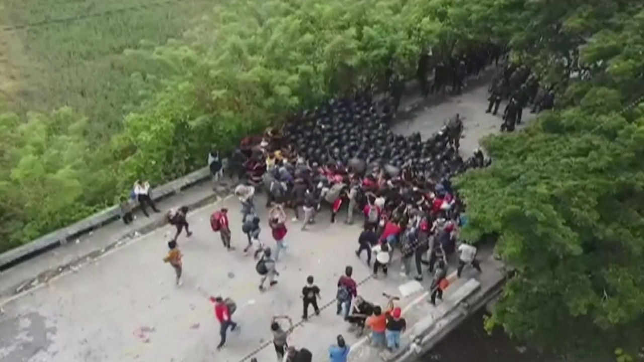 Migrantes en la frontera entre Guatemala y México. Imagen obtenida de un vídeo de Agencias.