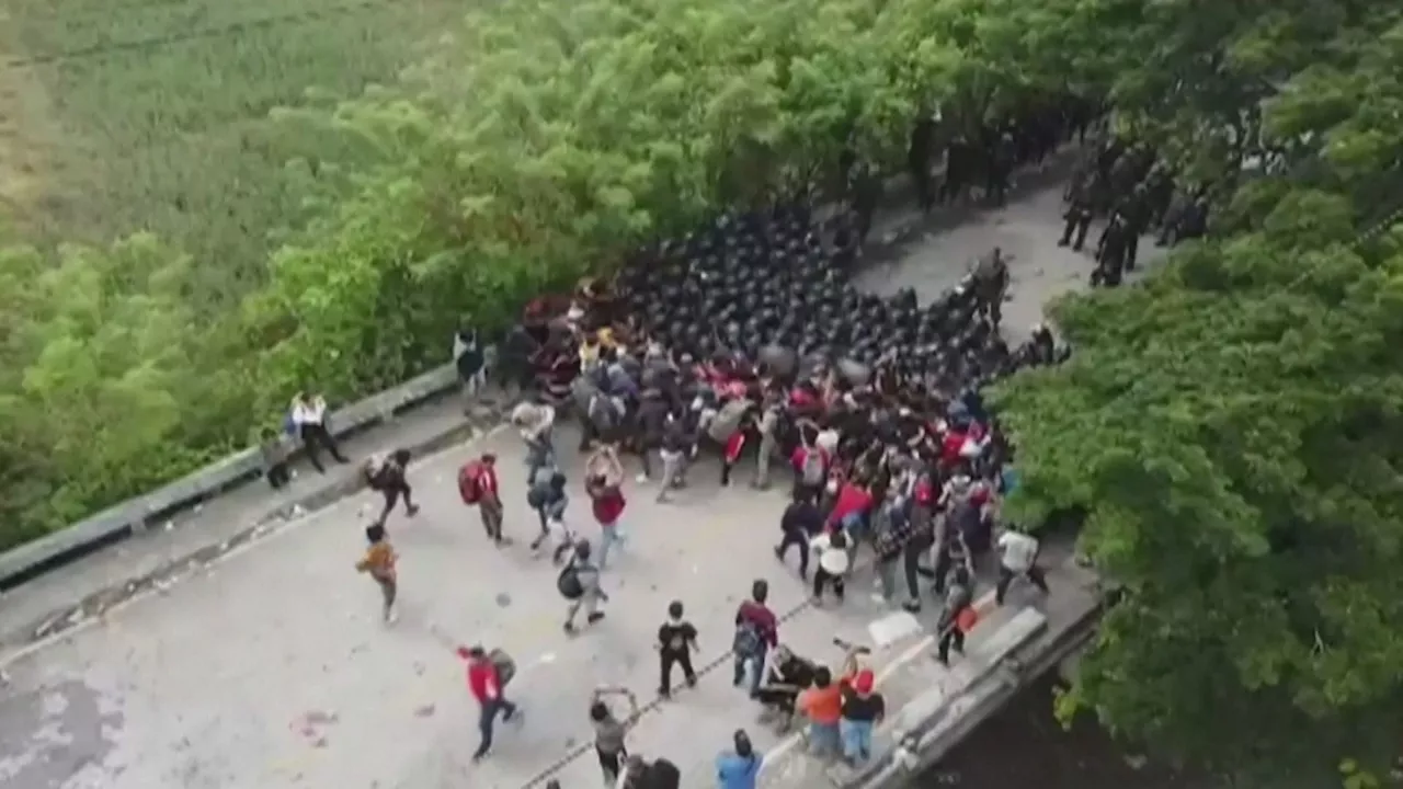 Migrantes en la frontera entre Guatemala y México. Imagen obtenida de un vídeo de Agencias.