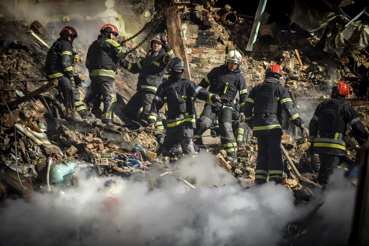 Servicios de emergencia en el lugar de un ataque en Kiev, el lunes.