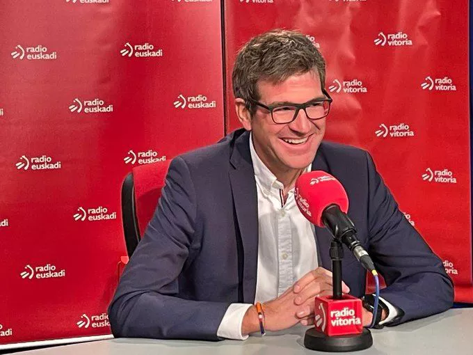 Urtaran, en los estudios de Vitoria-Gasteiz, durante la entrevista.