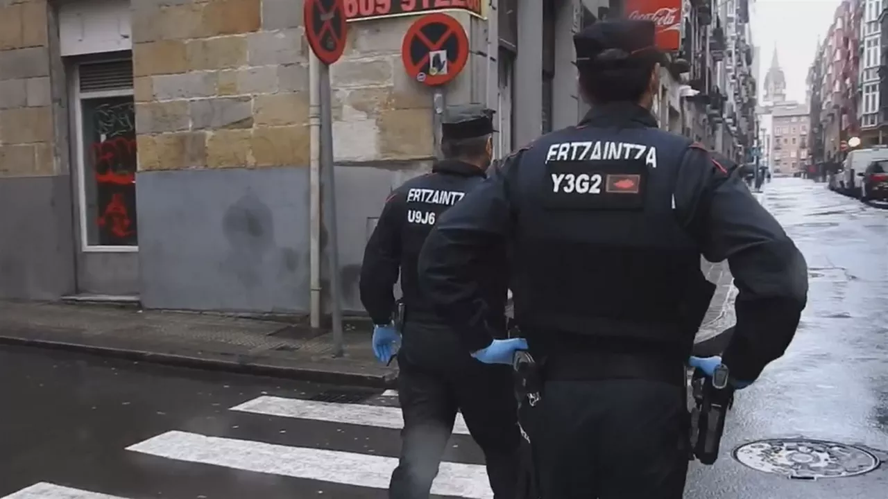 Bi ertzain. EITB Mediaren bideo batetik ateratako irudia.