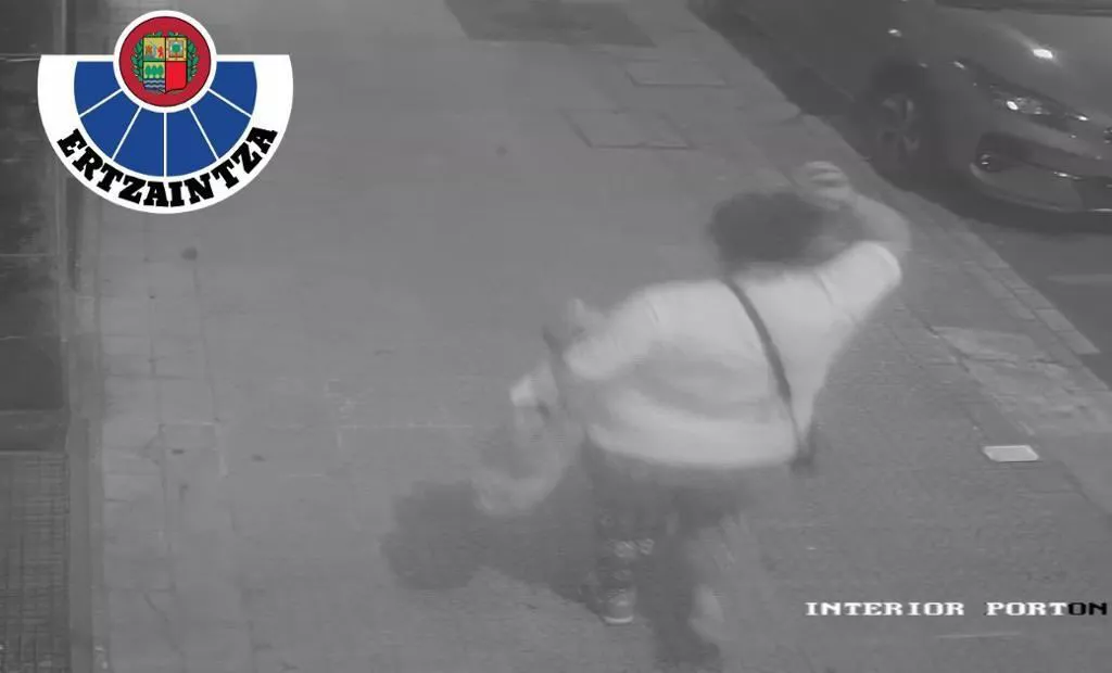 La mujer, captada por detrás.