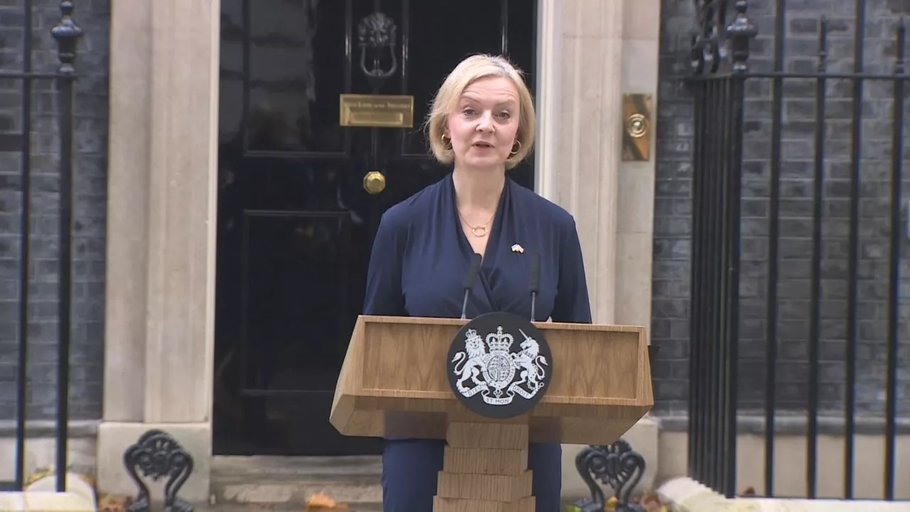 Liz Truss Downing Streeteko 10. zenbakiaren atarian egin duen agerraldian (Reuters)