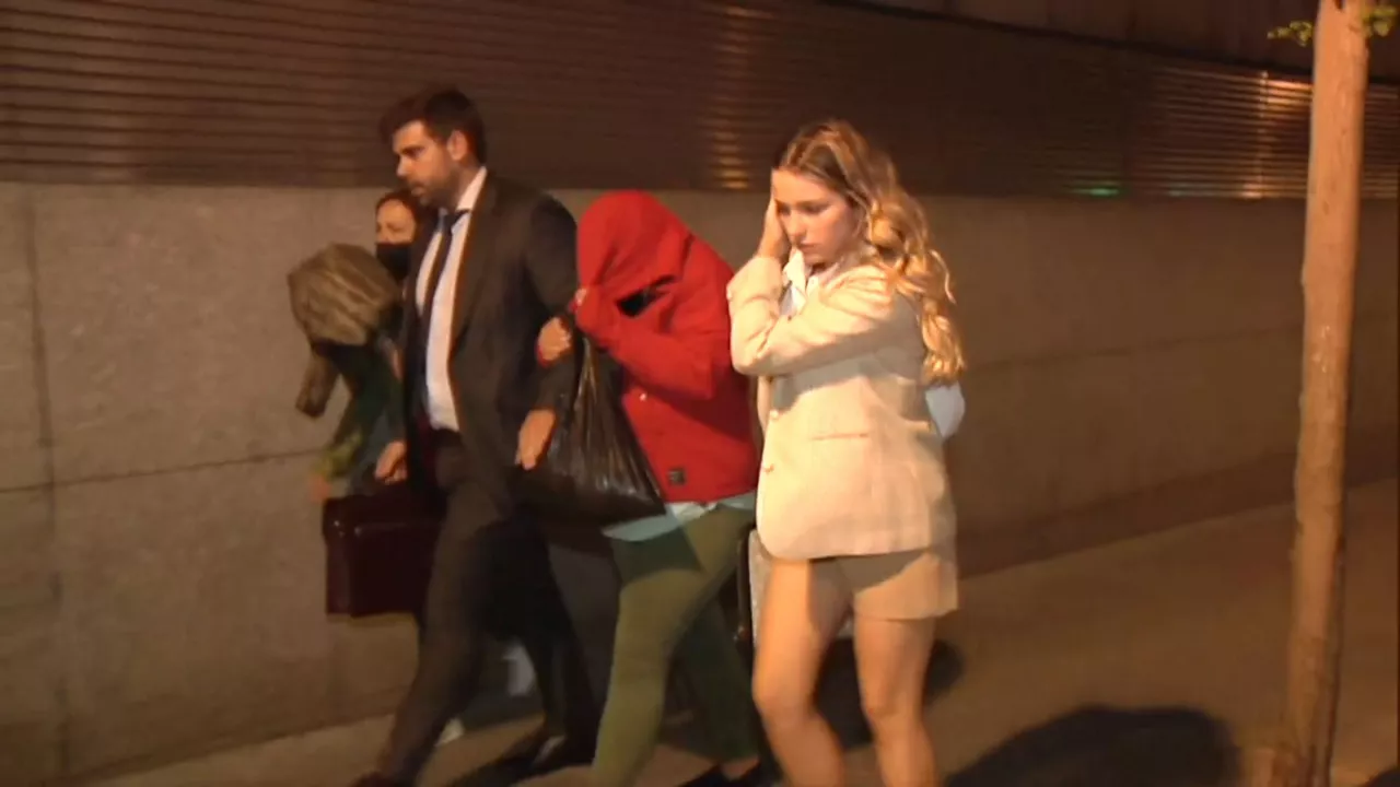 Momento en que la detenida ha salido del juzgado. Foto: EITB Media