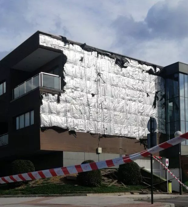 Derion jausitako fatxadaren irudia. Argazkia: Bizkaiko Suhiltzaileak