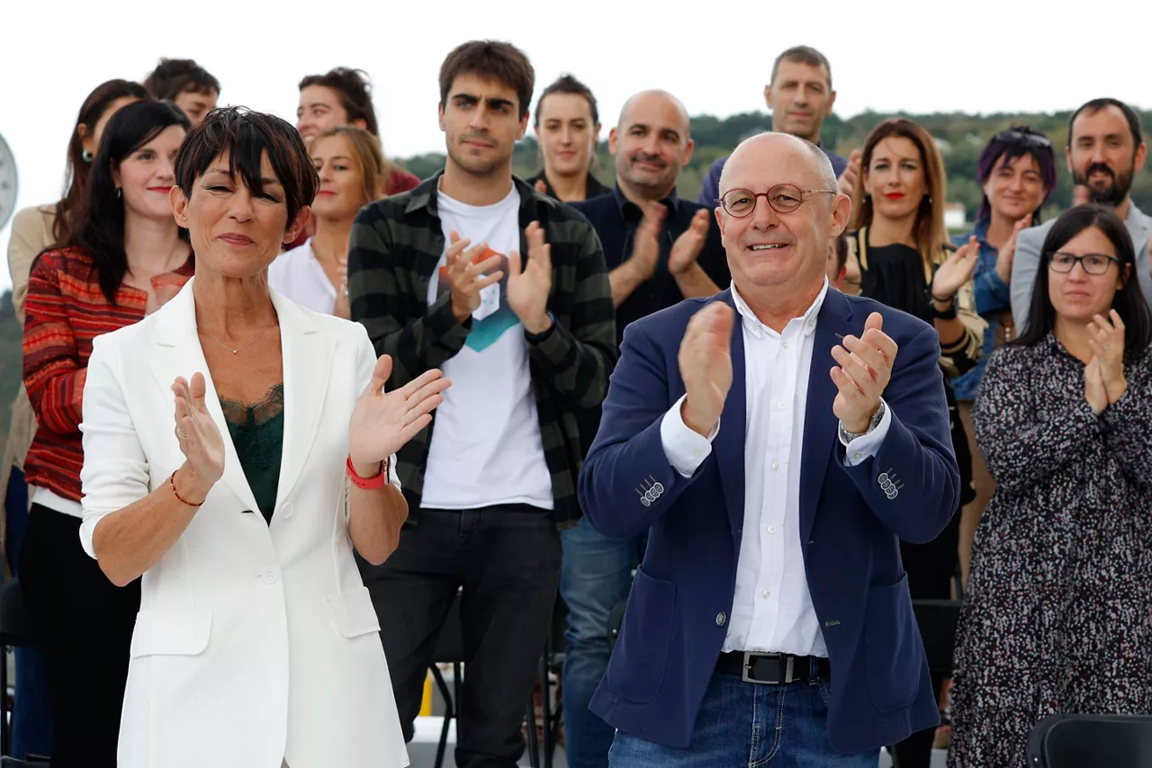 Maddalen Iriarte y Juan Karlos Izagirre, hoy, en San Sebastián. Foto: EH Bildu.