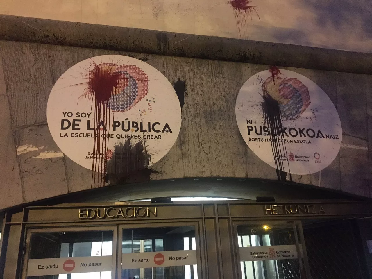 Pintadas contra un cartel de la Escuela Pública en Navarra.