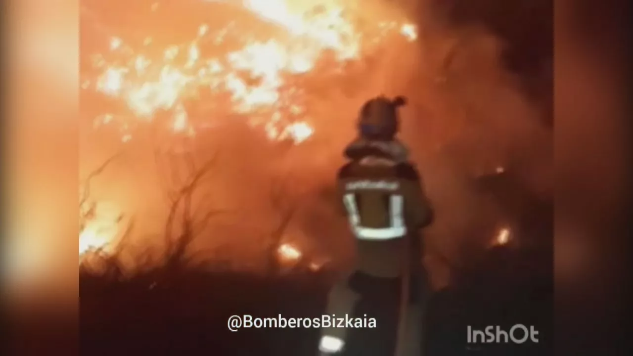 Bomberos en Balmaseda. Imageno obtenida de un vídeo de @BomberosBizkaia