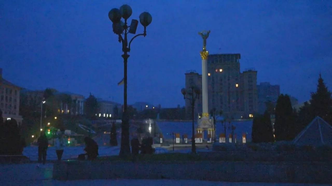 Kiev ilunpean. Agentzietako bideo batetik ateratako irudia.