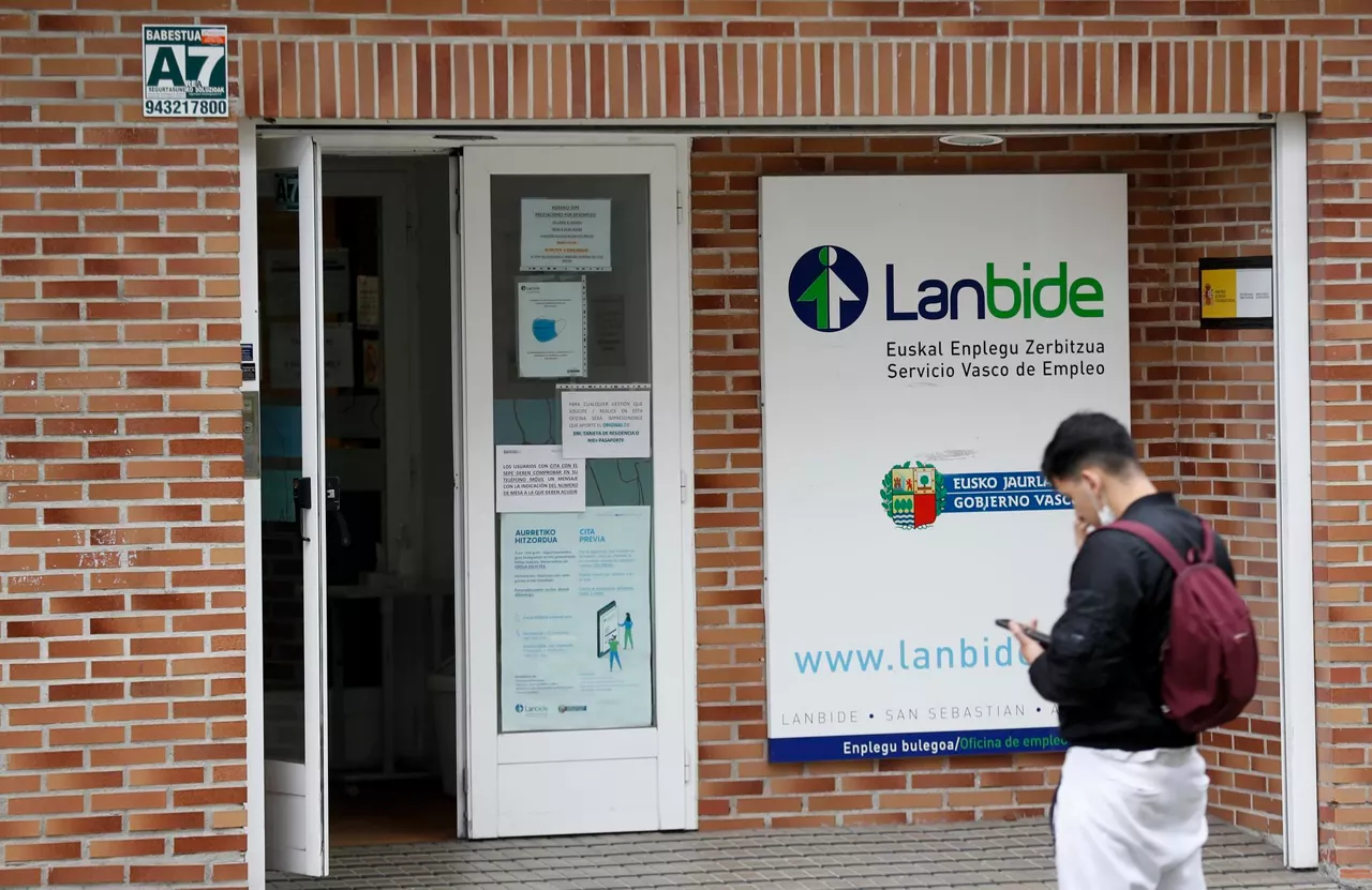 Un hombre en el exterior de una oficina de Lanbide