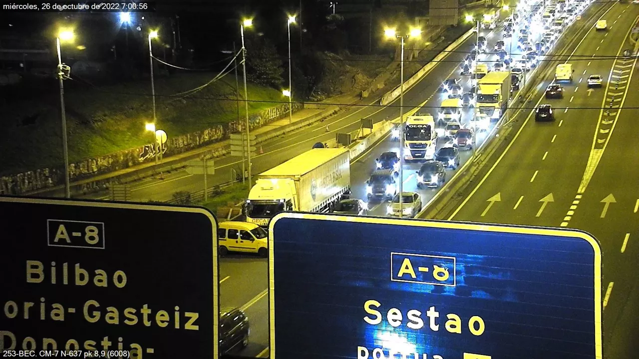 Accidente entre furgoneta y camión en la N-637 en Barakaldo. Foto: @trafikoaEJGV