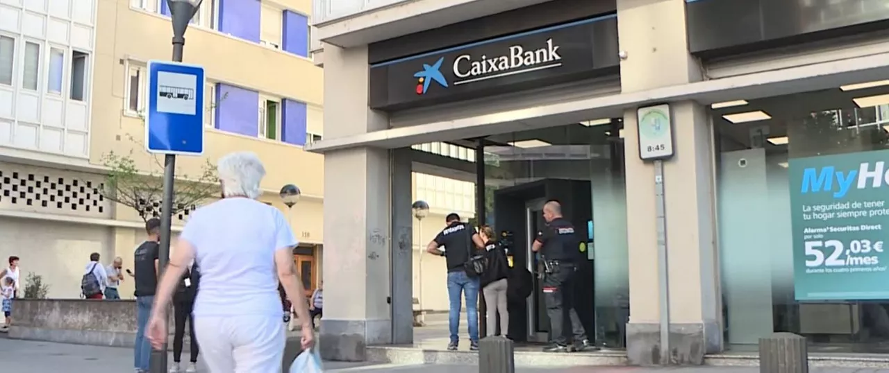 El intento de atraco ha tenido lugar en esta sucursal. Foto obtenida de un vídeo de EITB Media.