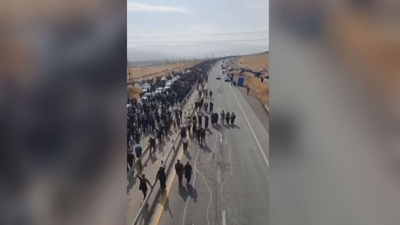 Marcha hacia el cementerio. Imagen obtenida de un vídeo de Agencias.