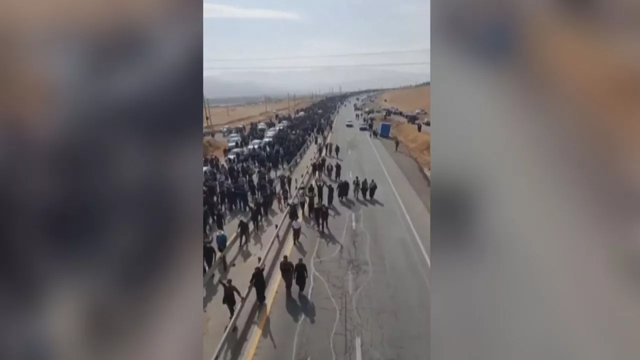 Marcha hacia el cementerio. Imagen obtenida de un vídeo de Agencias.