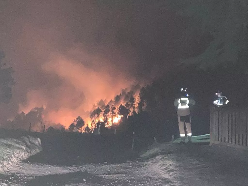 Bomberos en el incendio de La Arboleda. Imagen obtenida de un vídeo de EITB Media