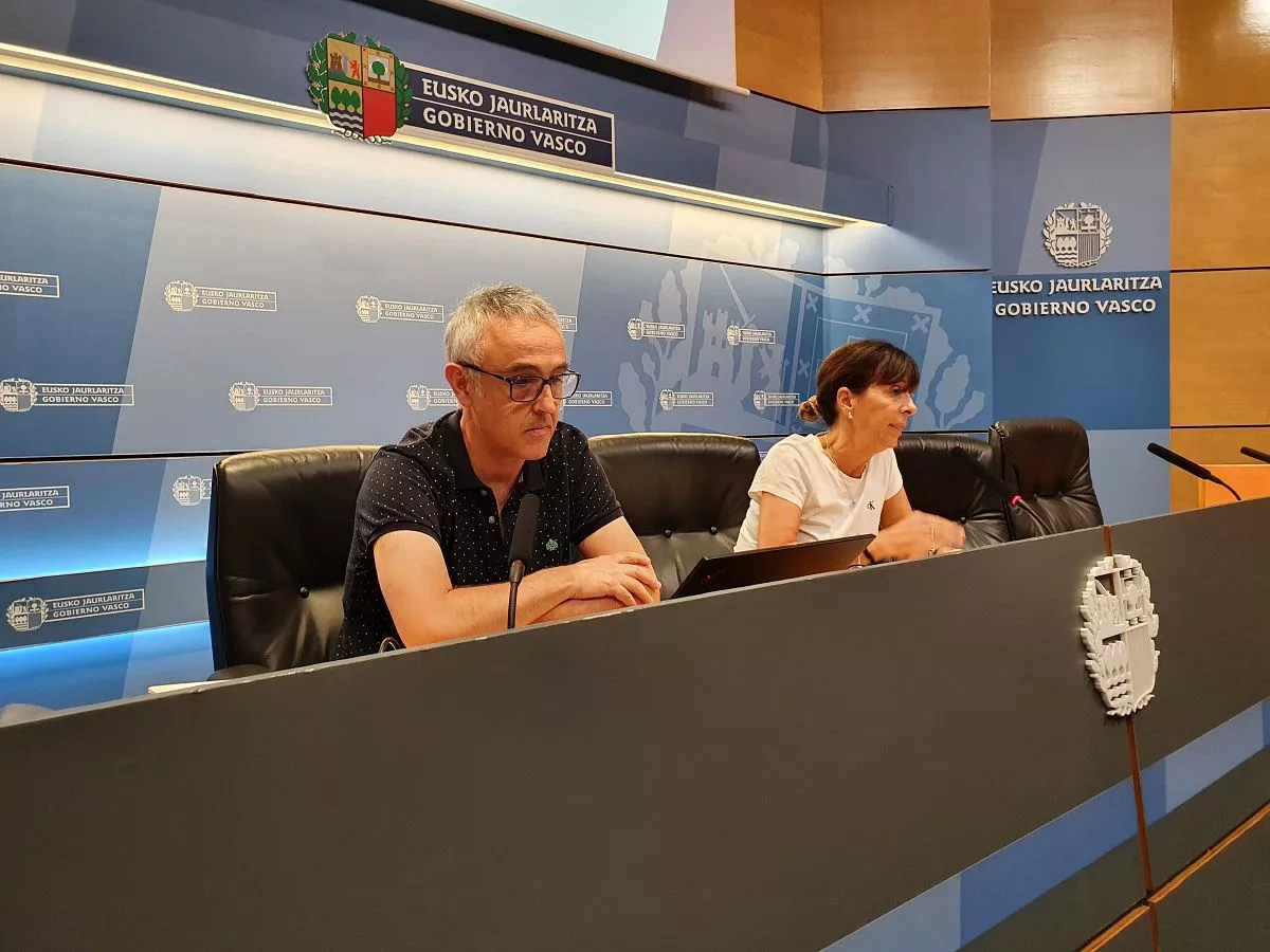 Xabier Balerdi y Lucía Torrealday en la rueda de prensa sobre la evolución del acoso escolar. Irekia