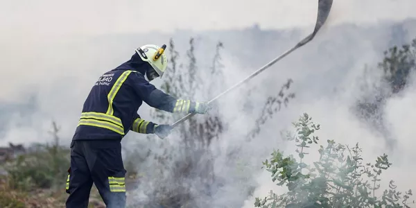 Suhiltzaileak Berangoko sutea itzaltzeko lanetan. Argazkia: EFE