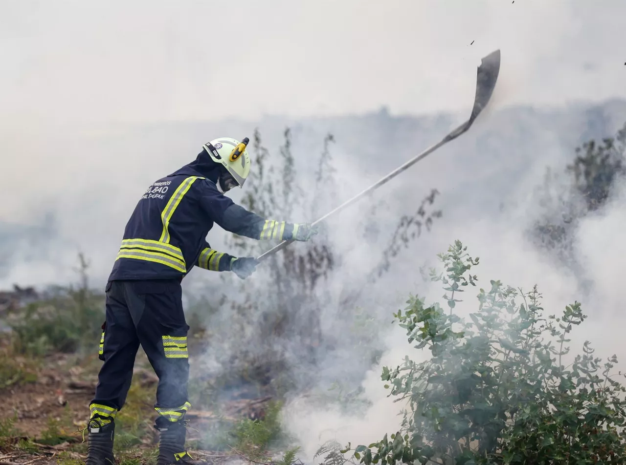 Bomberos actúan en el incendio de Berango. Foto: EFE