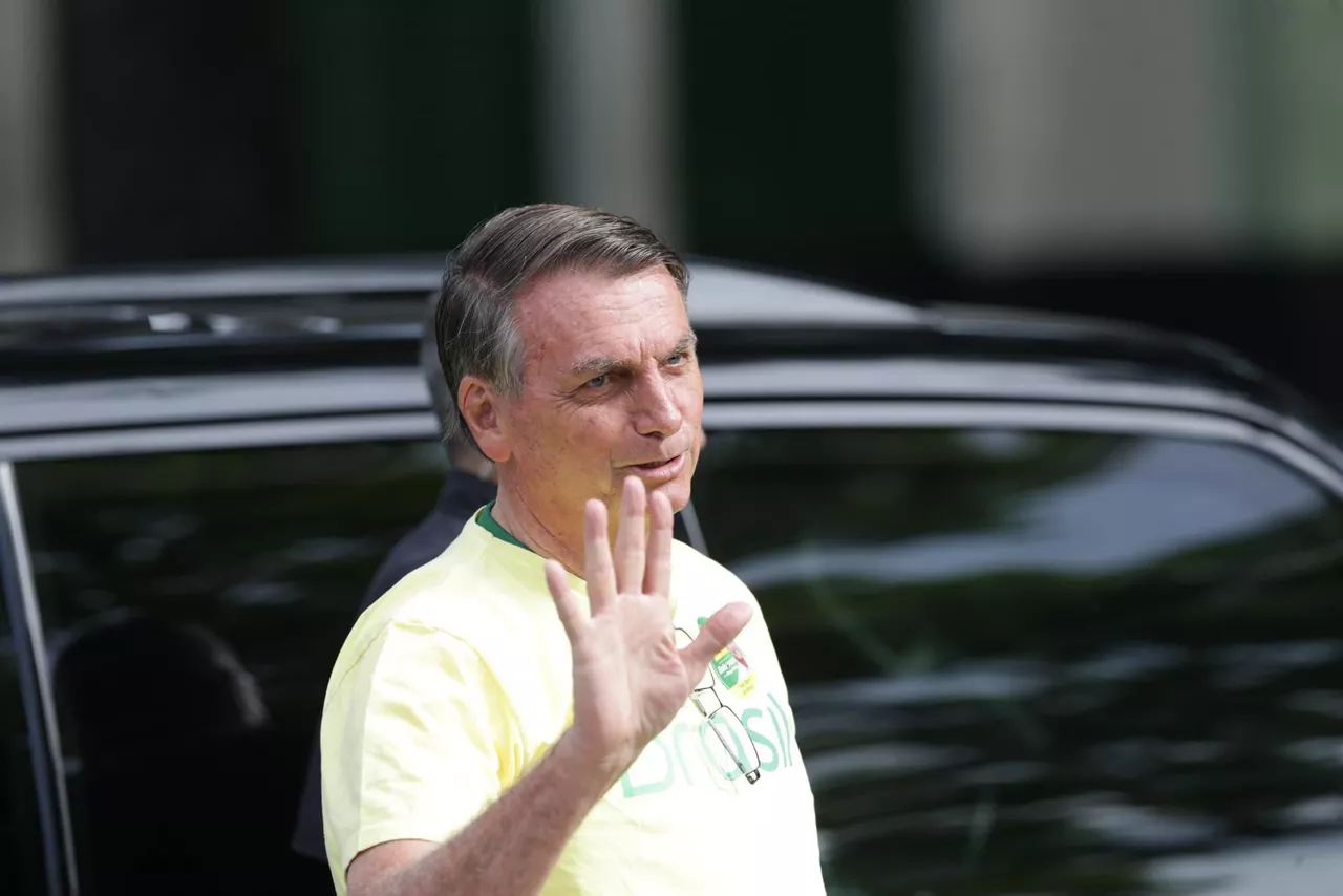Bolsonaro, a su entrada al colegio electoral en Río de Janeiro. Foto: EFE