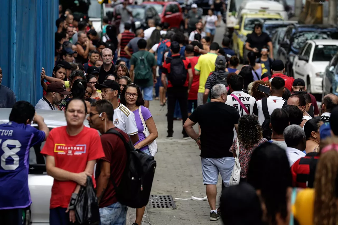 Colas para acceder a los colegios electorales en Brasil. Foto: EFE