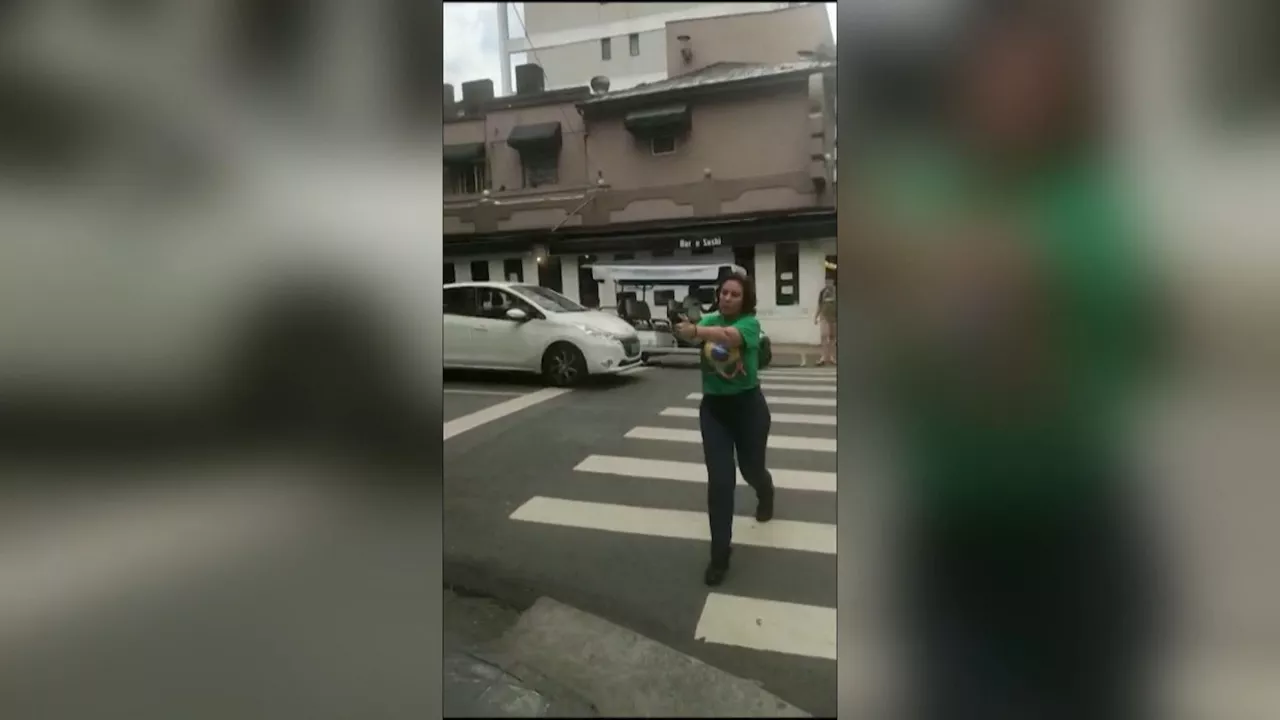 Carla Zambelli, pistola eskuetan