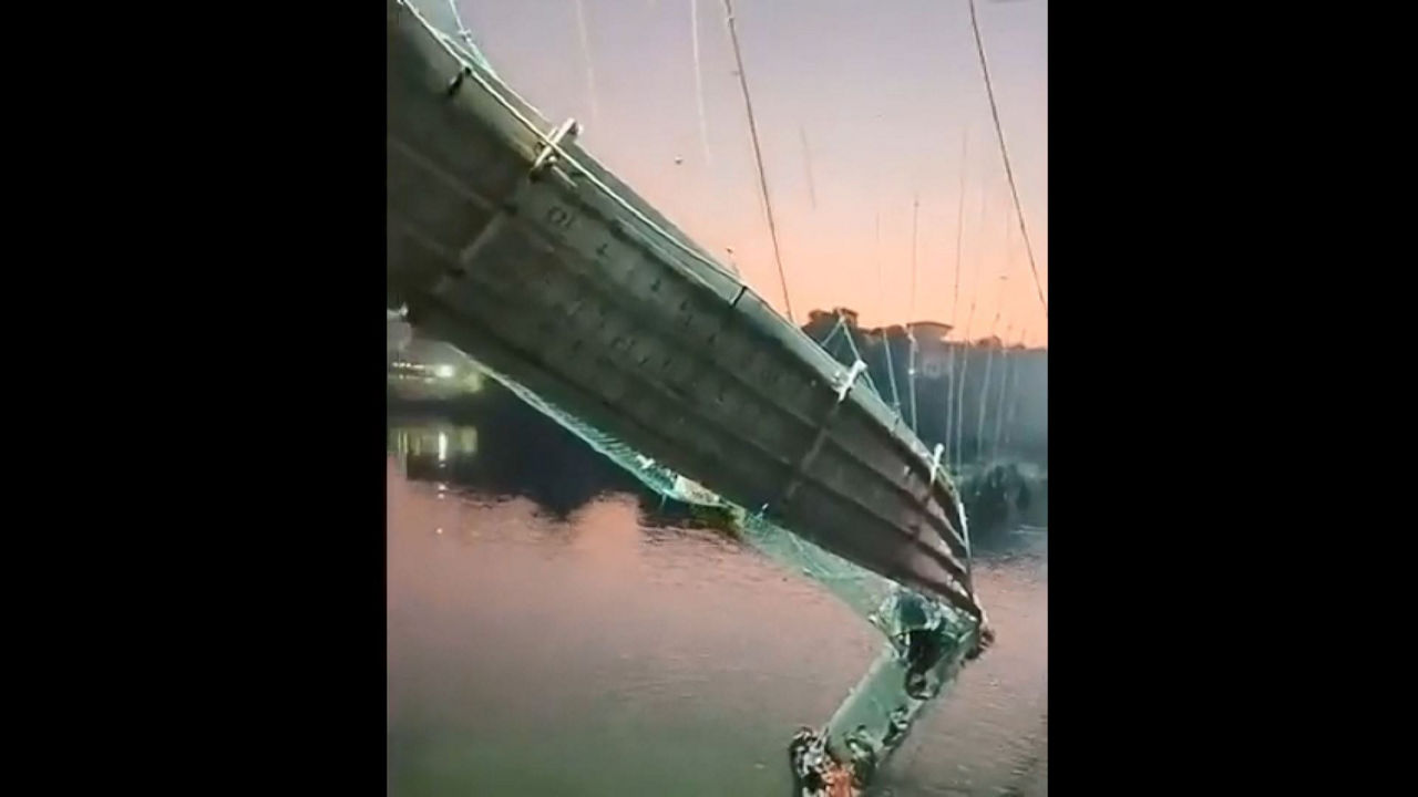 El puente colgante de Morbi, sobre el río Machchhu. Captura de imagen de un vídeo.