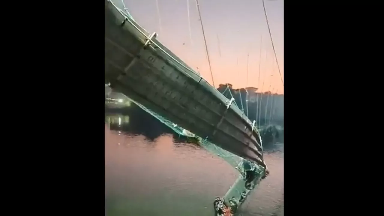 El puente colgante de Morbi, sobre el río Machchhu. Captura de imagen de un vídeo.