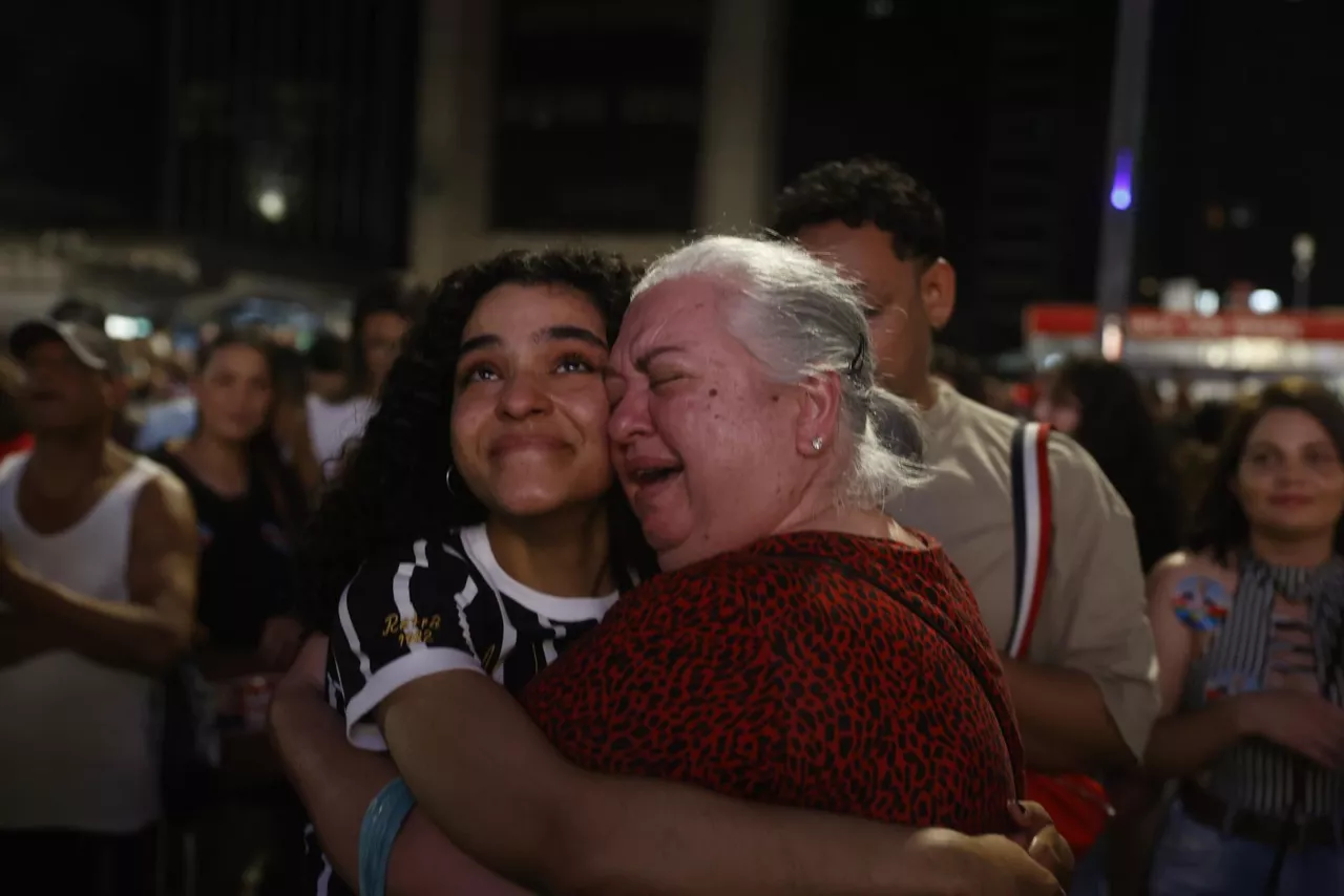Dos mujeres simpatizantes de Lula, miran con esperanza los resultados.