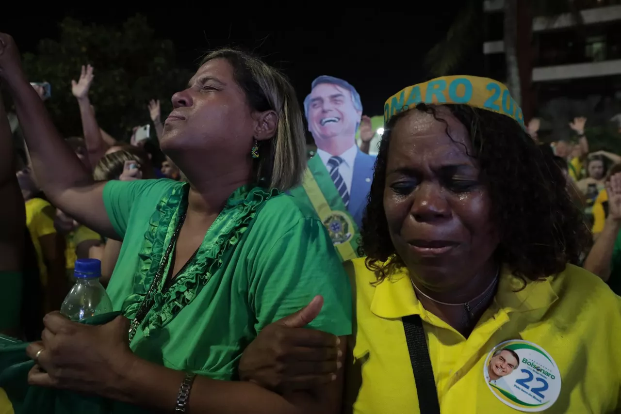 Simpatizantes de Bolsonaro, lloran la derrota. FOTO: EFE