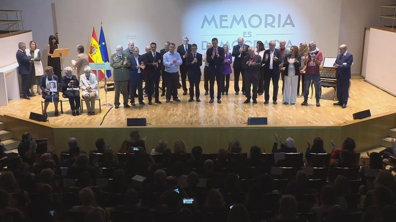 Homenje a las víctimas. Imagen obtenida de un vídeo de Agencias.