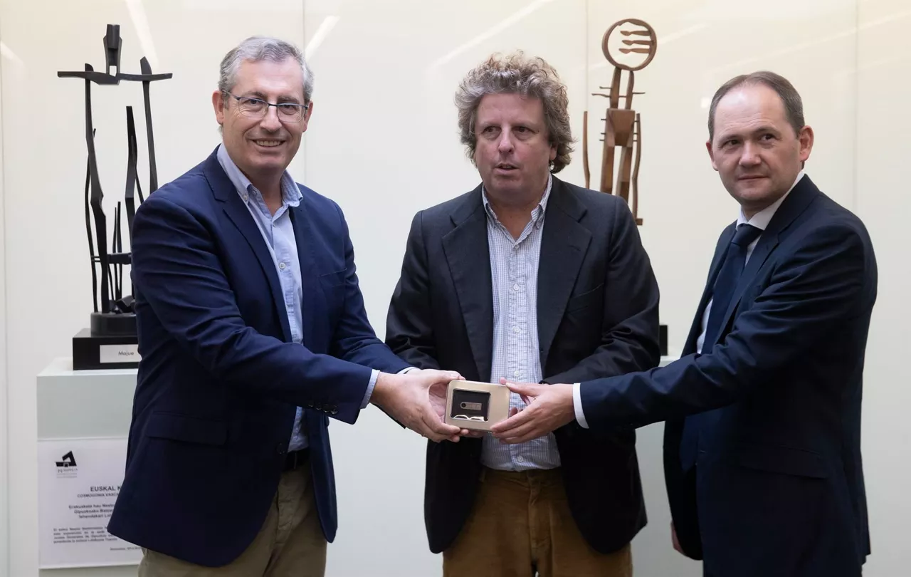 Markel Olano, hoy en San Sebastián, acompañado de Xabier Ezizabarrena y Jokin Perona. Foto: EFE
