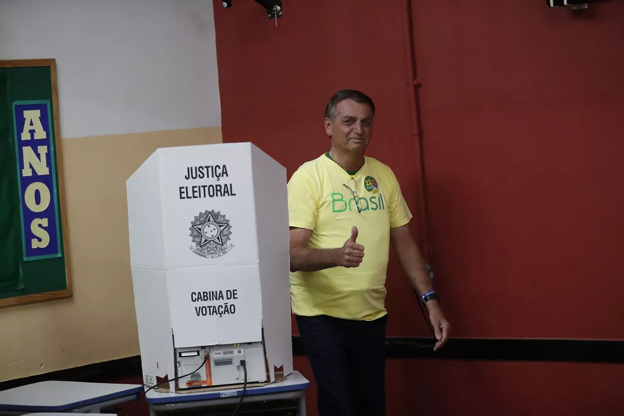 Bolsonaro, el pasado domingo, en un colegio electoral. Foto: EFE