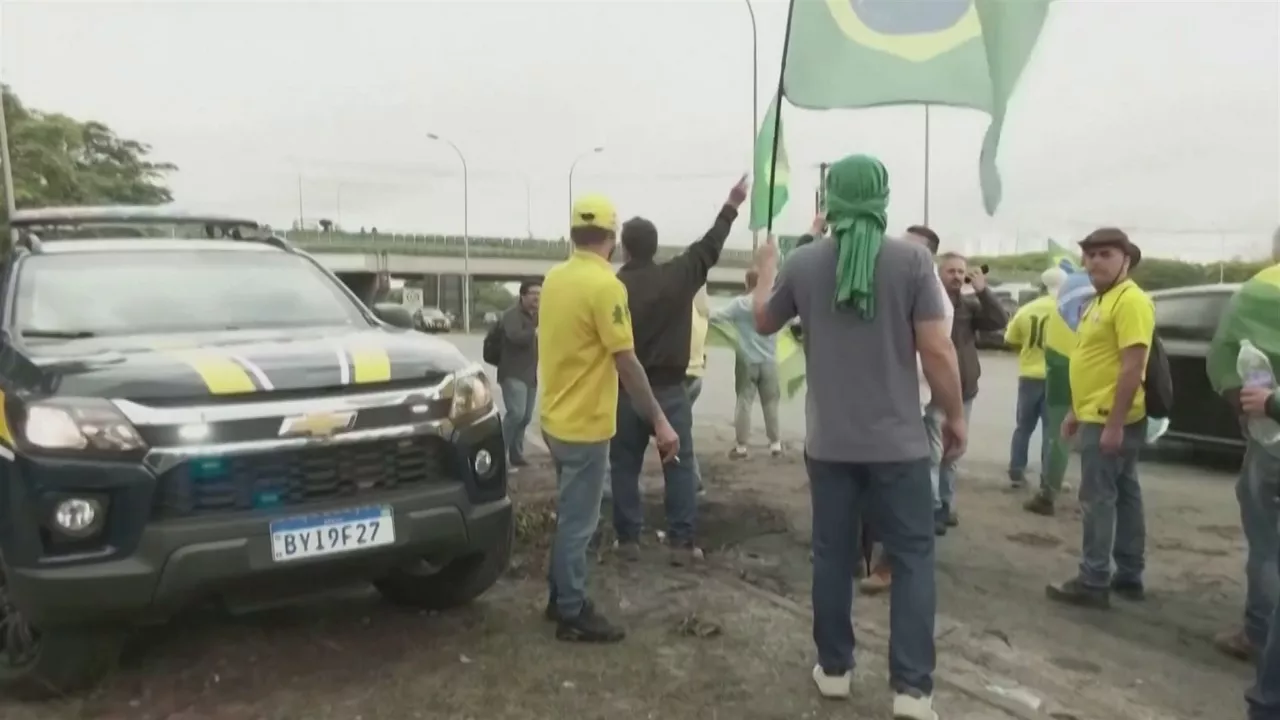Kamioilarien protesta. Agentzietako bideo batetik ateratako irudia.