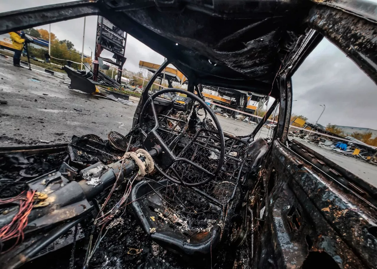 Interior de un vehículo atacado en Dnipro (Ucrania). Foto: EFE.