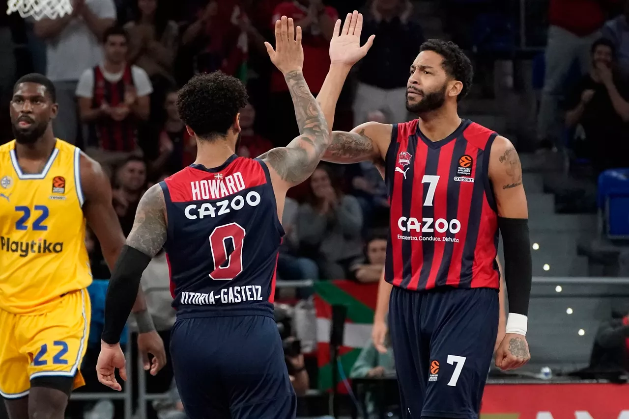Los jugadores del Baskonia Howard y Henry
