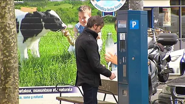Gizon bat, TAO makina batean, Donostian. Argazkia: EITB MEDIA