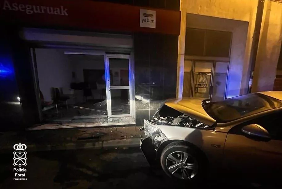 Estado en el que han quedado el coche y la oficina en Elizondo. Foto: Policía Foral