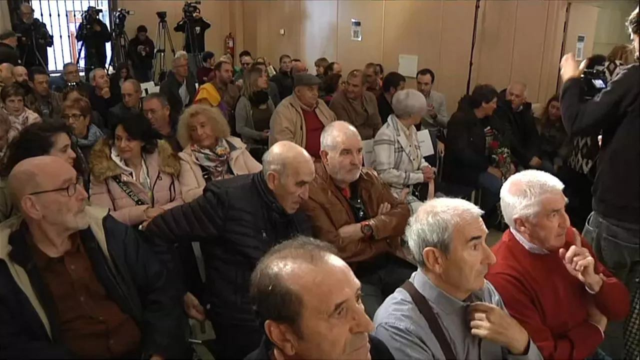 Familiares en el acto de homenaje de Labastida. Captura de imagen de un vídeo de EITB Media.