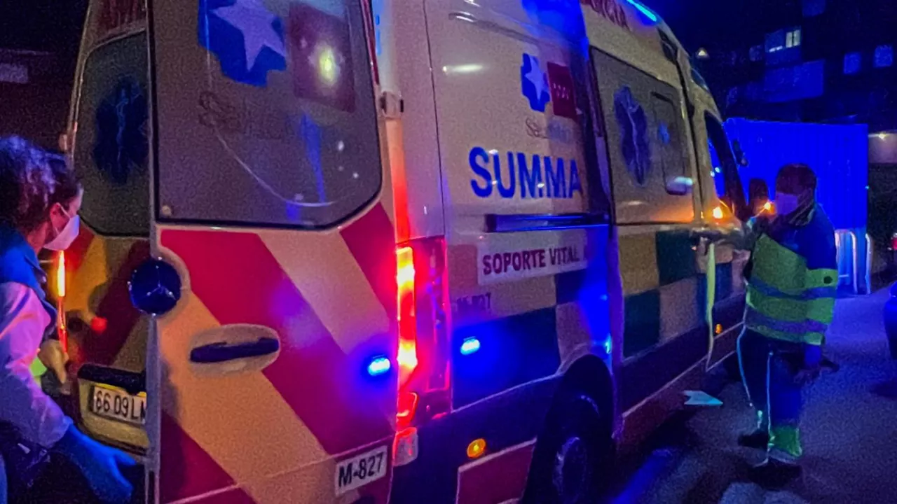 Una de las ambulancias del SUMMA desplazadas al lugar del crimen.