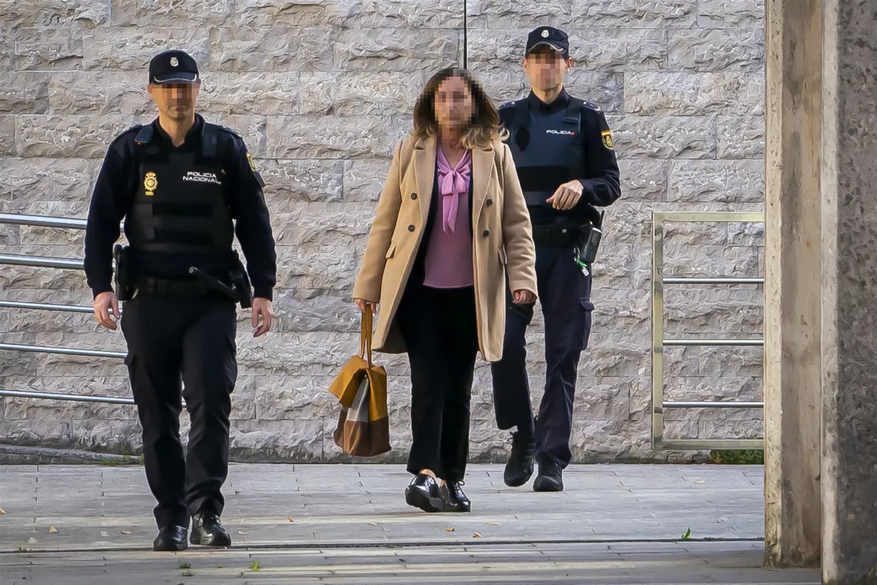 La acusada llegando a la Audiencia de Santander