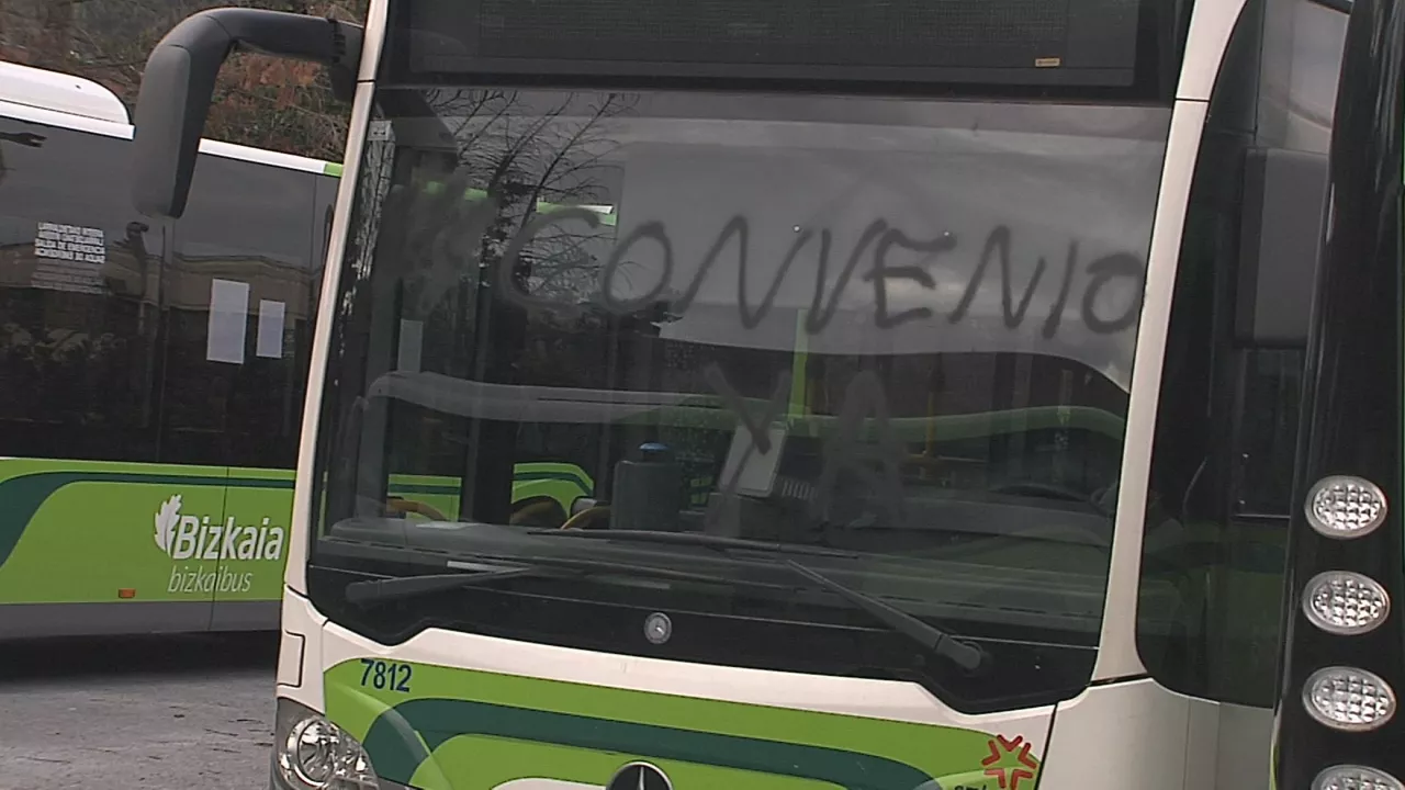 Pintadas en autobuses. Imagen obtenida de un vídeo de EITB Media.