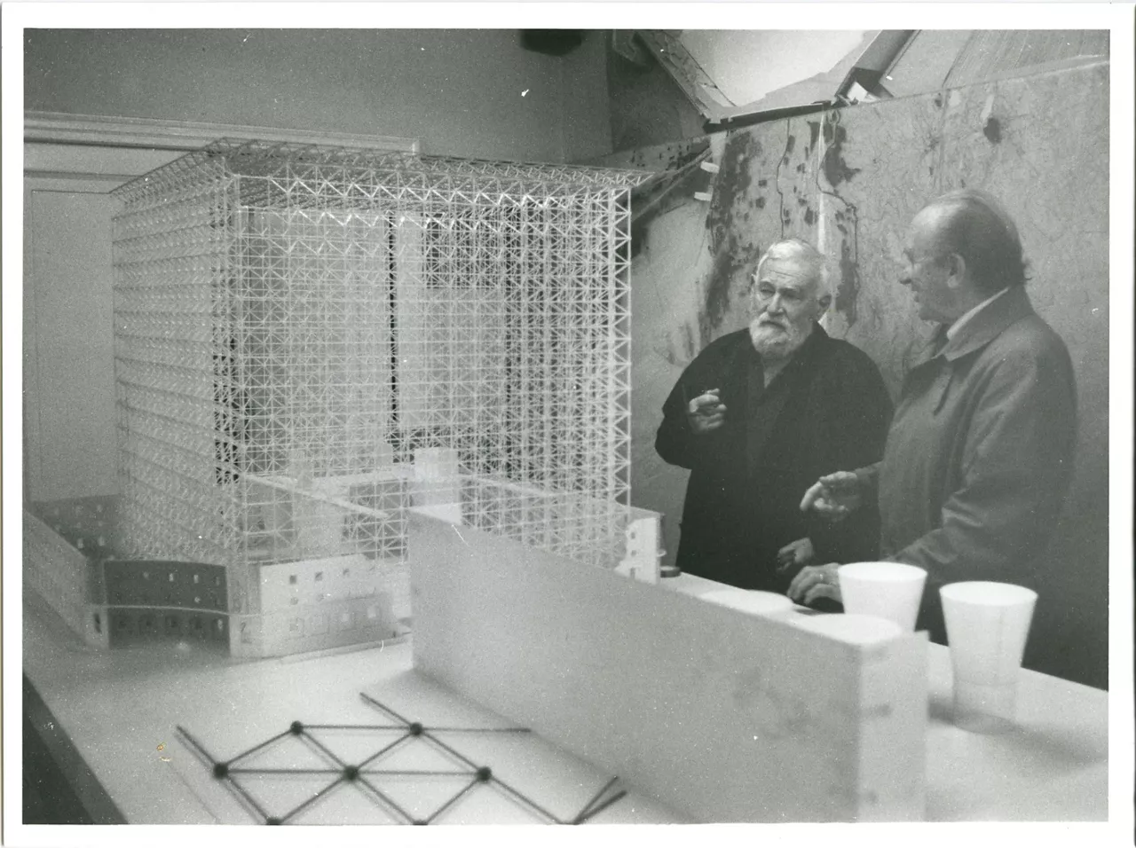 Jorge Oteiza y Francisco Javier Sáez de Oiza ante la maqueta de la Alhóndiga. Foto: Museo Oteiza.