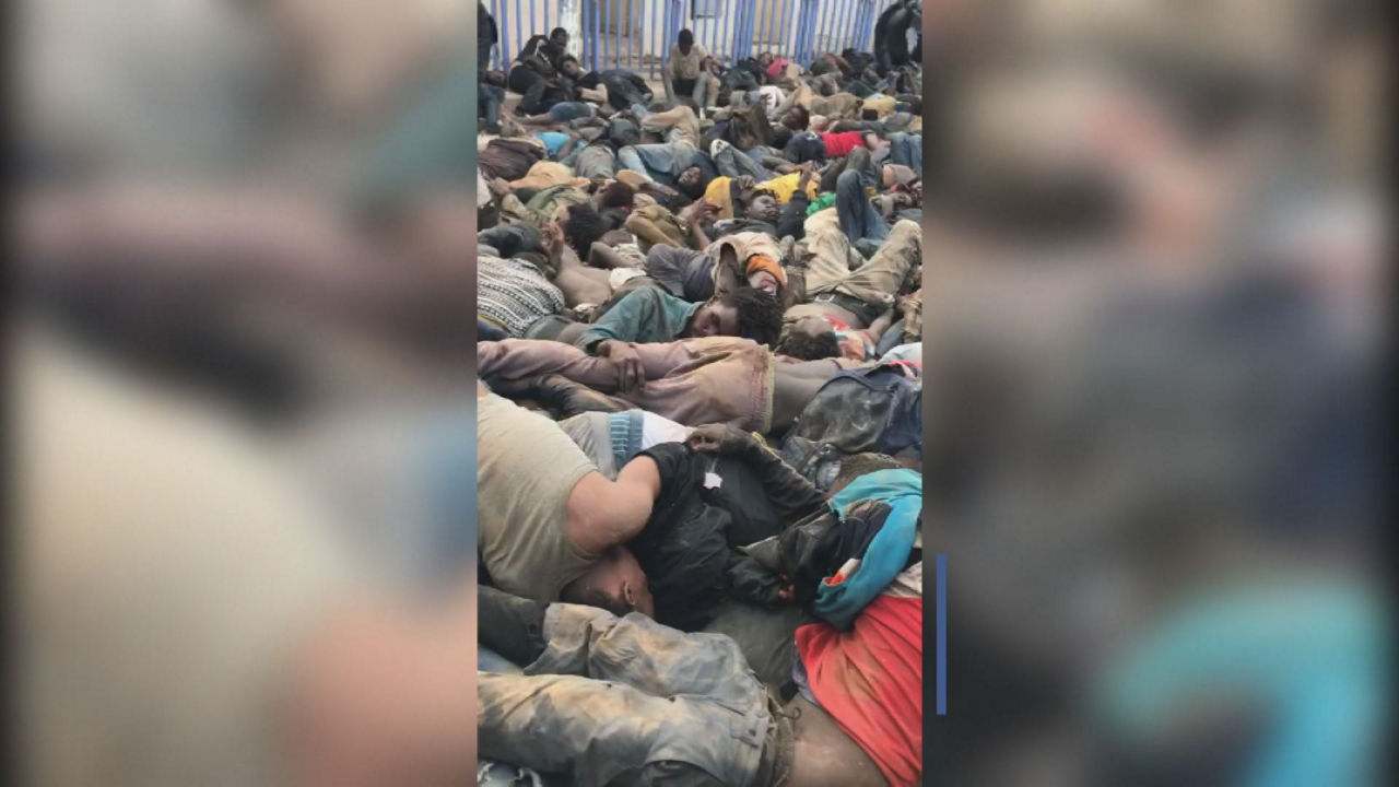 Migrantes en el suelo. Imagen obtenida de un vídeo de Agencias.