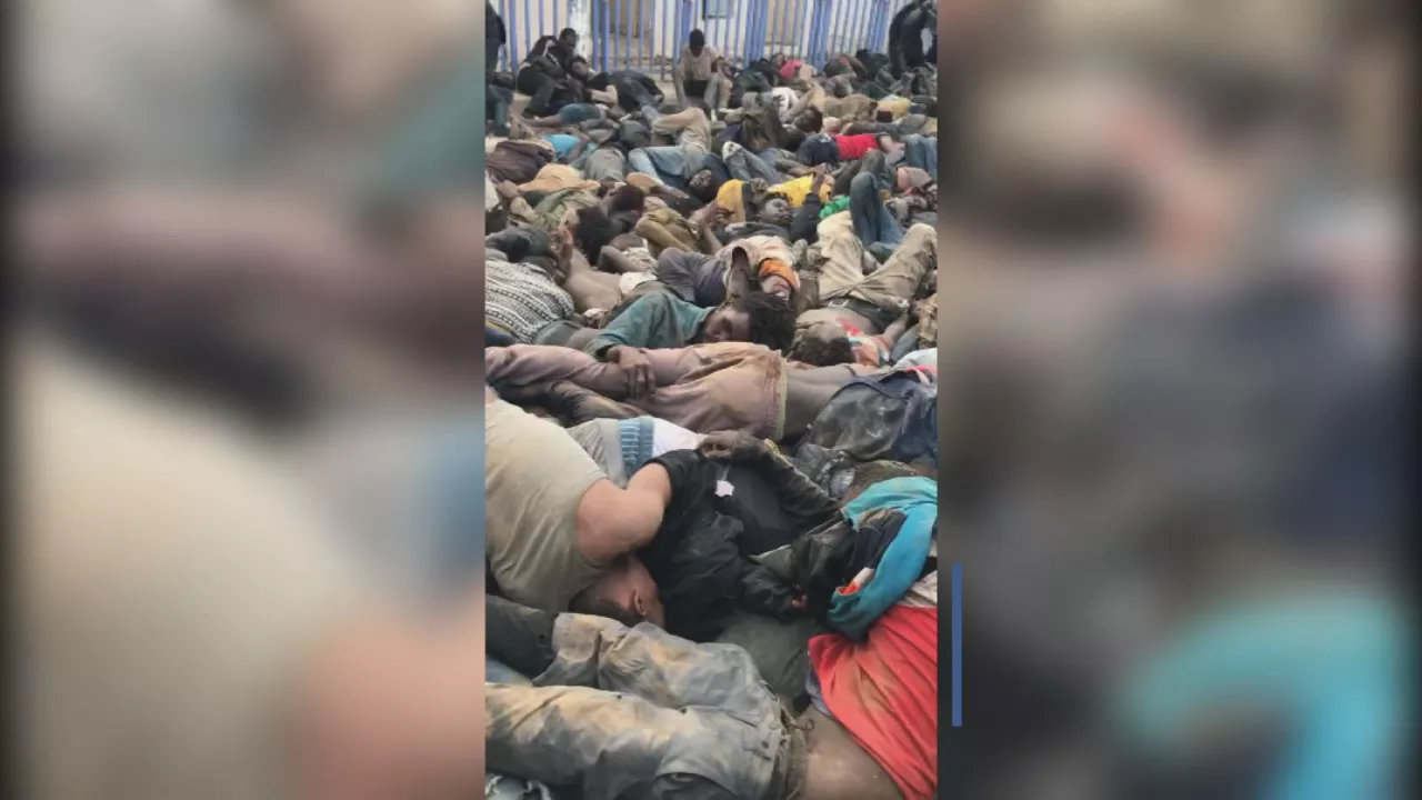 Migrantes en el suelo. Imagen obtenida de un vídeo de Agencias.