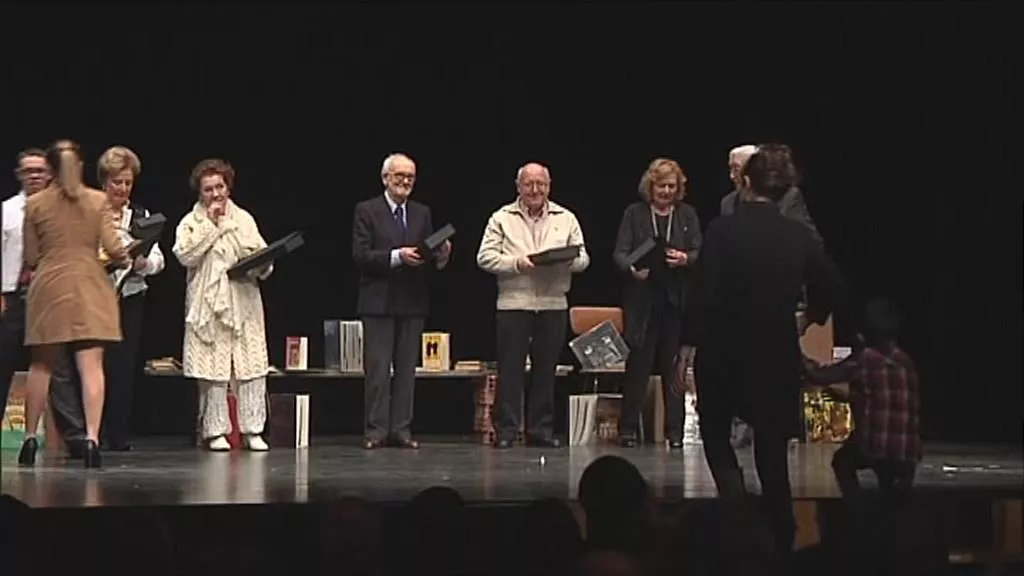 Jesus Astigarraga (erdian, trajez), 2015ean Argizaiola saria jasotzen