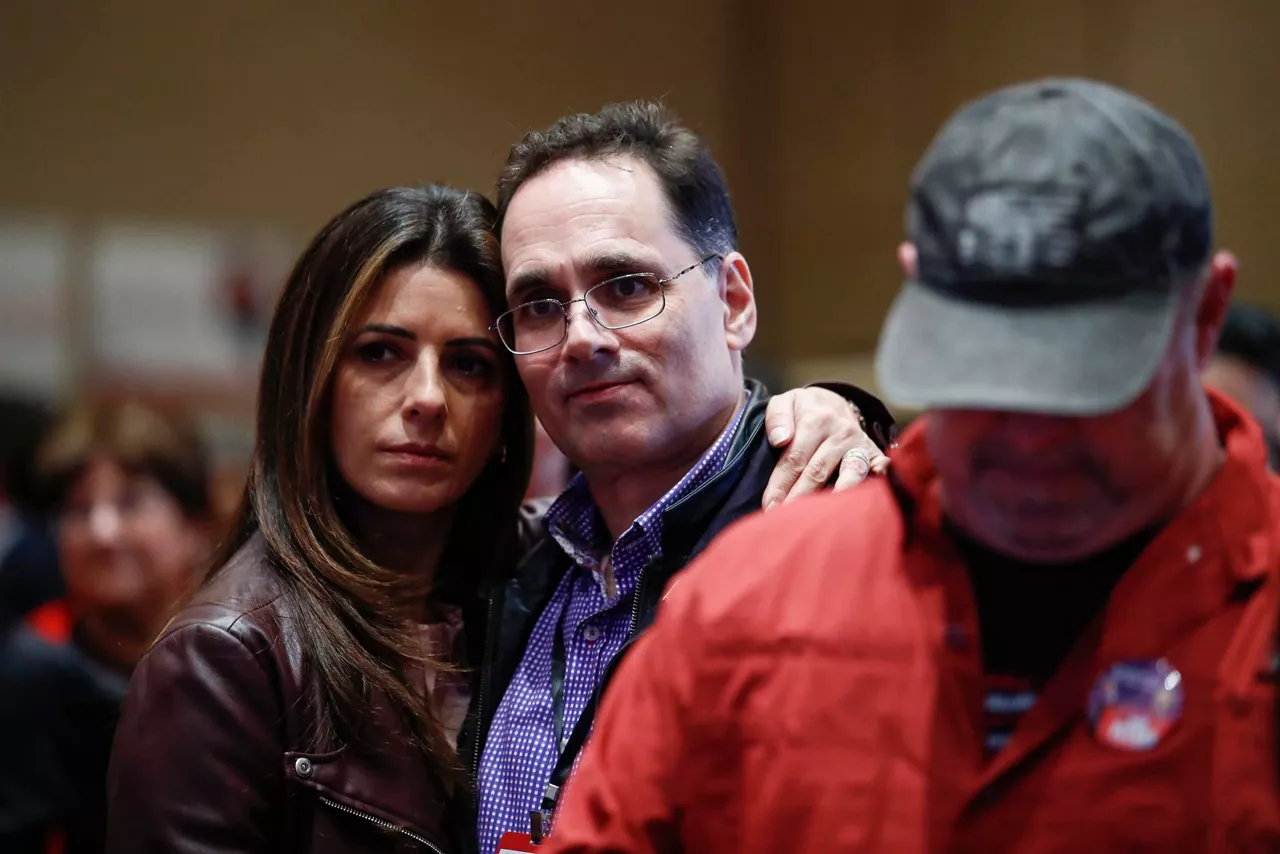 Dos simpatizantes republicanos siguen con pesar el recuento en Nevada.